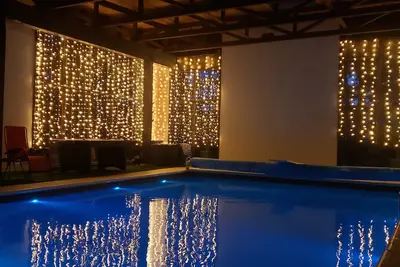 Image de All in one getaway! Indoor pool, hot tub, sauna and more! Close to lake+shopping