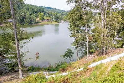 Image de Gorgeous Kingsport Lakehouse With Huge Two-Story Screened In Porch!