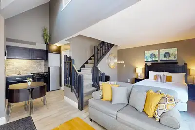 Image de Ski-in/out condo with fireplace & deck + seasonal pool access, hot tub, & tennis