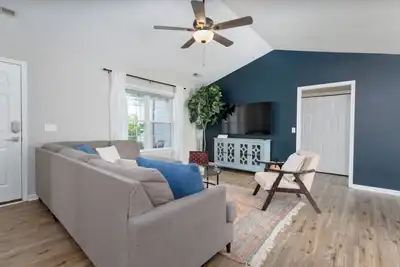 Image de The Coastal Experience w\/King Beds, Garage & More!