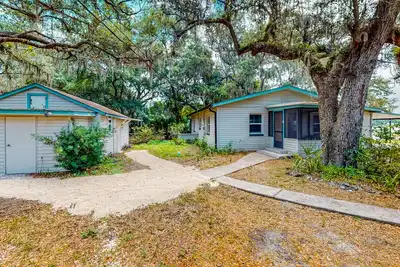 Image de Waterfront stay with a dock, firepit, grill, sunroom, separate studio, W/D, & Ac