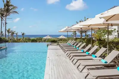 Image de Enjoy a Hassle-Free and Suiting Stay! 4 Classy Units, Outdoor Pool, Beachfront!