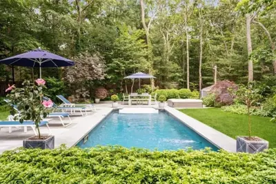 Image de Welcome to your East Hampton Oasis, private 1 acre property.
