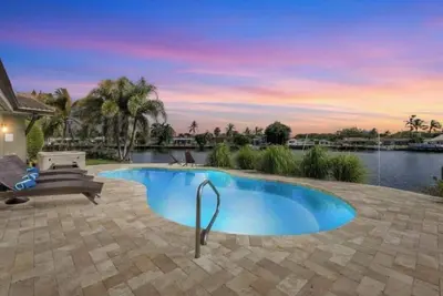 Image de Waterfront 3 Bdr Villa+Hot tub+Htd Pool+Kayaks+Pool table