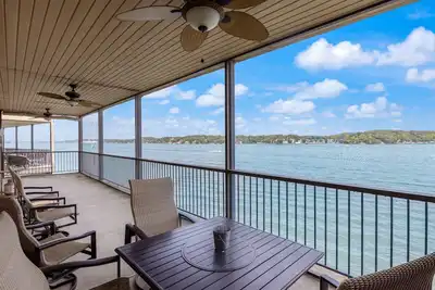 Image de Lakefront condo with pool, sports courts, balcony, gas grill, fireplace, & W/D