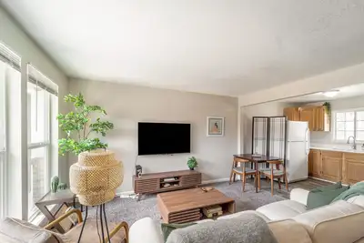 Image de No exta fees, Beautiful half duplex 3br, 2ba, w/gym, office and fenced in yard.