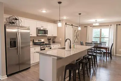 Image de Inviting 2 Bedroom condowith Office and King Master Suite in Loves Park!