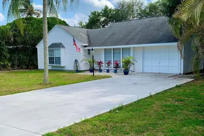 Image de Single Family House with Yard and Long driveway