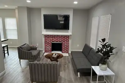 Image de Forget your worries in this spacious and serene space.