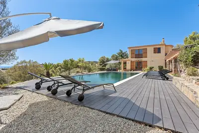 Image de Villa indépendante avec cinq chambres et quatre salles de bains