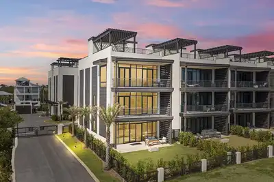Image de Modern 30a - Gulf Views, Rooftop Deck, Heated Community Pool, Poolside Cabana!