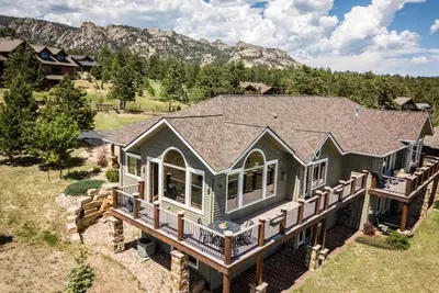 Image de Impressive mountain home with large deck, beautiful wood floors, and hot tub!