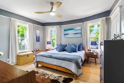 Image de Spacious Family Friendly Gem ~ King Bed ~ Parking ~ Tons of Amenities! \n