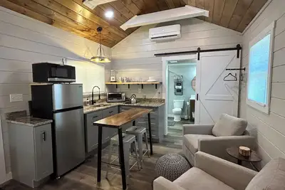 Image de Cozy Retreat • Hot Tub • Close to Town, Deep Creek, and National Park Entrance.