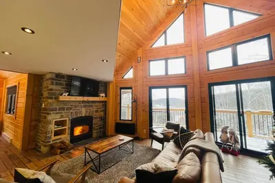 Image de Chalet Lunord - Lake View and Access - Spa - Near Mont Tremblant