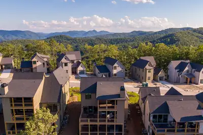 Image de Blue Ridge Sanctuary at Blue Ridge Mountain Club - hot tub, 3 king suites and great views!