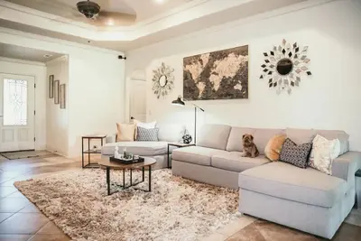 Image de New! Cozy 4 Br home - Pet friendly