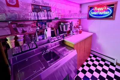Image de 2 Adjacent Cabins near Silverwood w/ Vintage Ice Cream Parlor + Movie Theater