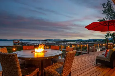 Image de Beautiful waterfront Lakehouse w\/ stunning sunset views!