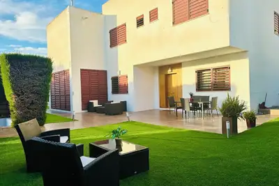 Image de Modern villa with pool and garden. Just a few steps from the subway station.