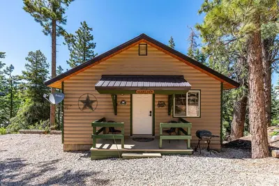 Image de Pet-Friendly Cabin Retreat: Cozy 2br Bear Cabin Getaway in Duck Creek Village
