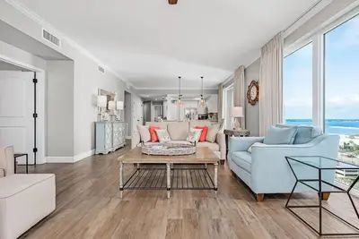 Image de Beautiful 5 Star Condo right on the Beach! Breathtaking Views!