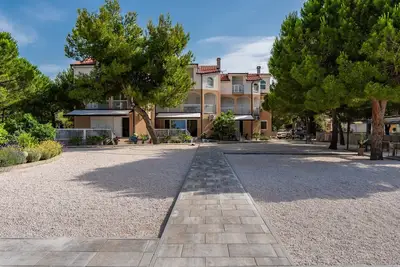 Image de Appartement de deux chambres avec le balcon et la vue sur le mer l'île de Vir - Kozjak - Vir - Kozjak, Vir (A-21540-a)