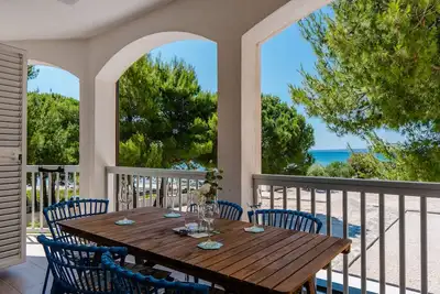 Image de Appartement de trois chambres avec la terrasse et la vue sur le mer l'île de Vir - Kozjak - Vir - Kozjak, Vir (A-21540-b)