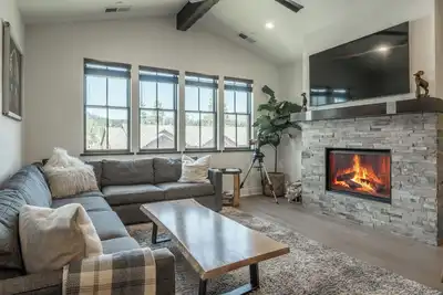 Image de Pet Friendly Luxury Creekhouse w/ Spa Views 582