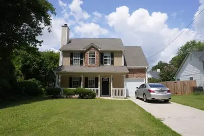 Image de Welcome to your dream rental home! This stunning 2-story house accommodates all.