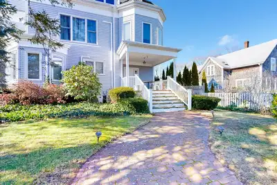 Image de Central 2nd-floor apartment with propane stove, grill, W/D, & great location