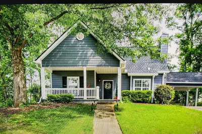 Image de Large Family Cottage, King Master Bed, Downtown Newnan, Local Park &City of Hope