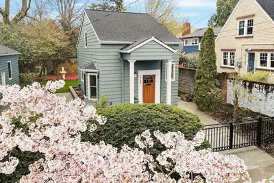 Image de Immaculate and Private Space, Custom Artwork Throughout, Walk to Parks, Food, and Entertainment