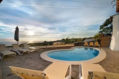 Maison de campagne \"Biofinca Las Dulces Casa Medianeros\" avec vue sur la mer, piscine et Wi-Fi