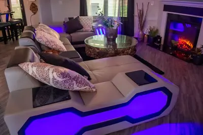 Image de Amazing theater, jacuzzi, pool table, “come stay”
