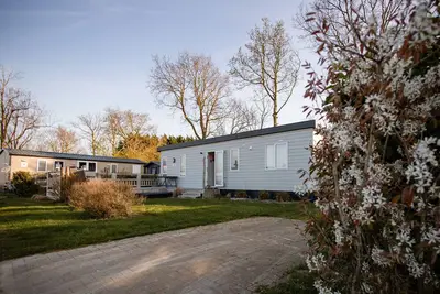 Image de GemĂĽtliches Chalet im Ferienpark de Oase Renesse