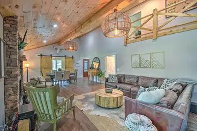 Image de Private Riverside Home -- Hot Tub~King Bed~Kitchen