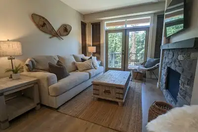 Image de Modern Condo | True Ski-In & Ski-Out | Private Hot Tub | Fireplace