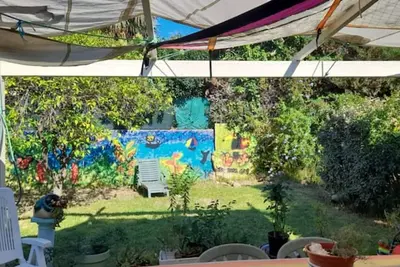 Image de Maison entre lac et mer, avec jardin ombragé