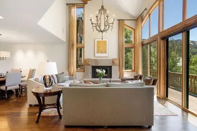 Image de Stunning Modern Ski-In\/Ski-Out 5 Bedroom Chalet w\/ Panoramic Mountain Views