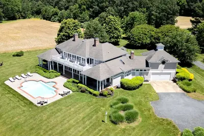 Image de Minutes from St. Michaels | Newly Renovated | Pool | Private Dock | Kayaks | Bik