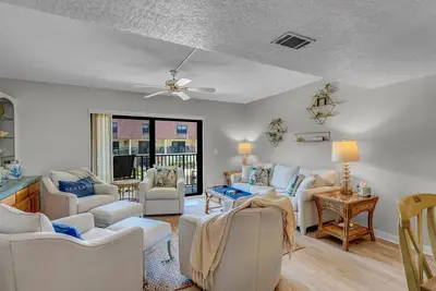 Image de 2br Beachfront Condo W/ Pool Bbq Steps To Dining, Shopping Pier & More!