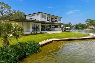 Image de Active & Relaxing Getaway: Pickleball, Basketball, Fire Pit & Room for 18 Guests