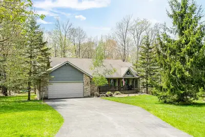 Image de Butterfly Retreat | Relaxing Mountainside Home + Hot Tub & Wooded Views