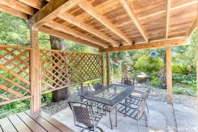 Image de Cozy One Bedroom Home, Wood Detail, Large Yard, Easy Walk to Beach!