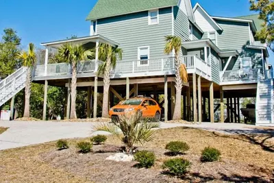 Image de White Gables Cottage, Oceanside Duplex in Emerald Isle, Nc!