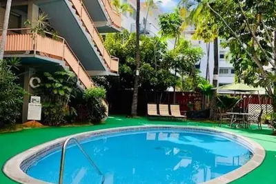 Image de Large corner unit Condo in the heart of Waikiki. Easy walk to the beach!