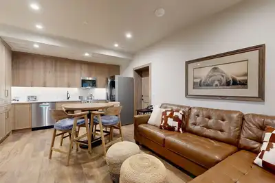 Image de Renovated, ski-in/ski-out condo with pool, hot tubs, gym & sauna