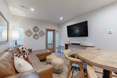 Image de Second-floor, ski-in/ski-out condo with hot tubs, pool, gym & sauna