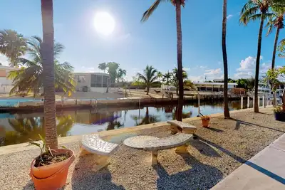 Image de Tasteful waterfront mobile home with central Ac, W/D, & dog-friendly